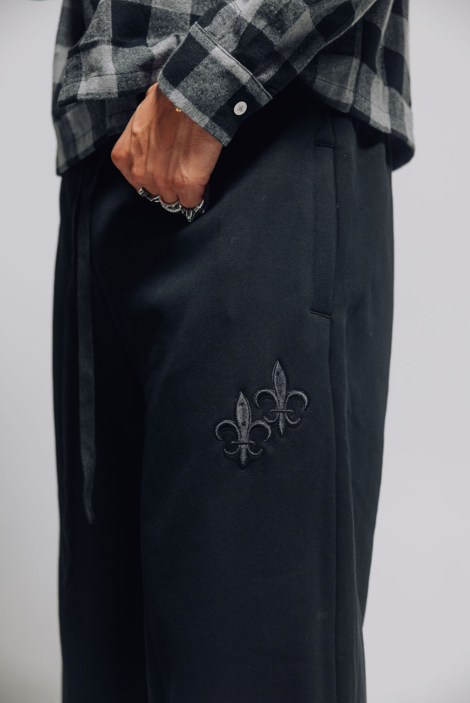 DOUBLE PATCH LOGO SWEATS - SAINT BLACK